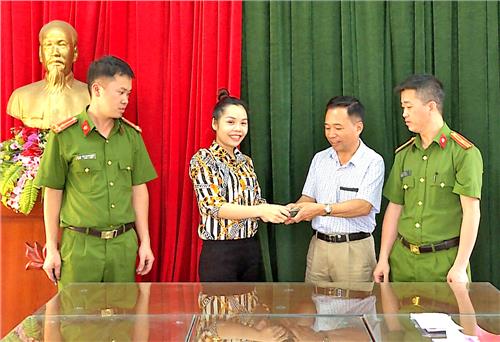 Trả lại 100 triệu đồng cho người đánh rơi