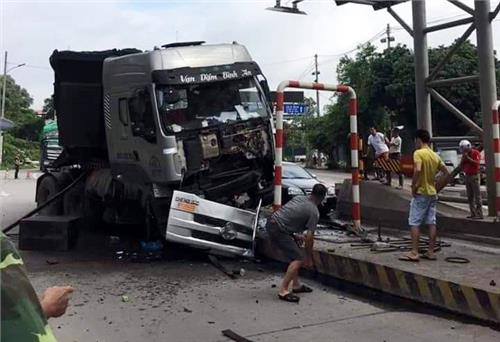 Xe đầu kéo lao vào trụ bê tông tại Trạm thu phí BOT Bờ Đậu