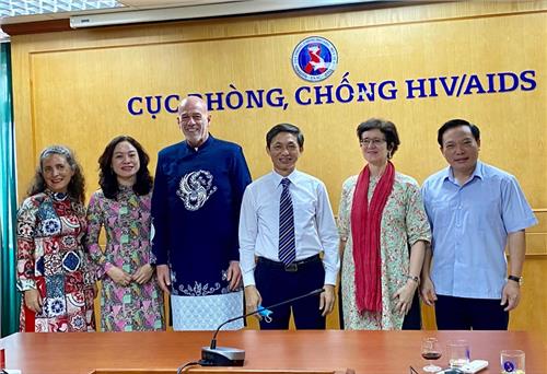 Tặng Giấy khen cho Giám đốc CDC Hoa Kỳ và Giám đốc UNAIDS tại Việt Nam