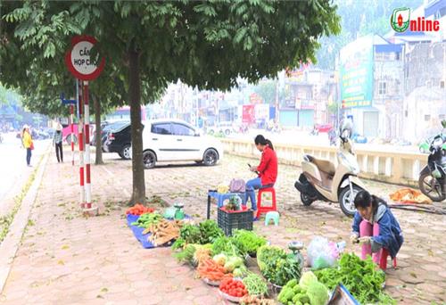 Họp chợ dưới chân biển cấm