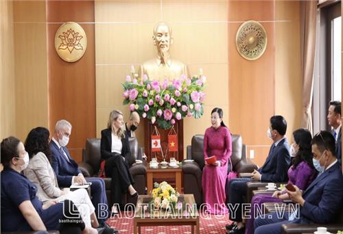 Secretary of Thai Nguyen Provincial Party Committee works with Canada's Foreign Affairs Minister