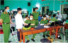 Thức xuyên đêm làm thẻ căn cước cho công dân