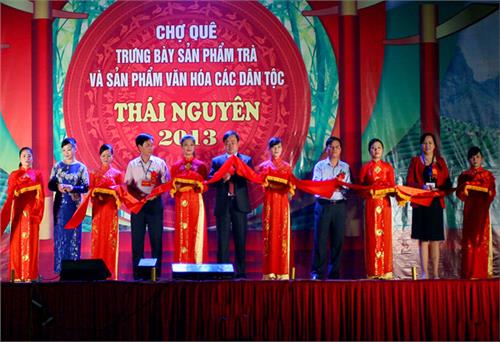 Khai mạc Chợ quê, trưng bày sản phẩm trà và sản phẩm văn hóa các dân tộc