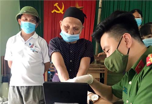 Nỗ lực hoàn thành chỉ tiêu cấp căn cước công dân