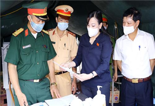Cán bộ gương mẫu, đi đầu chống dịch