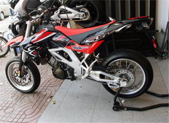 Chiến binh offroad Aprilia SXV 550 xuất hiện tại Sài Gòn