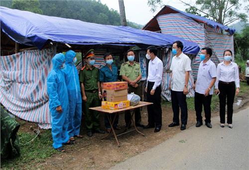 Thăm, tặng quà, động viên cán bộ, chiến sĩ tại chốt kiểm tra liên ngành 