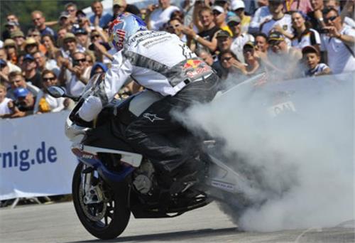 Màn biểu diễn hấp dẫn với BMW S1000RR
