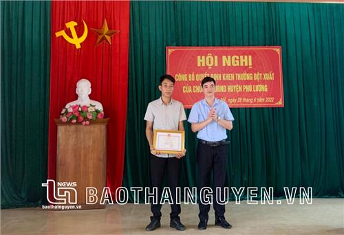 Khen thưởng anh Chu Quang Sao - người dũng cảm cứu cháu bé mắc kẹt giữa dòng nước xiết
