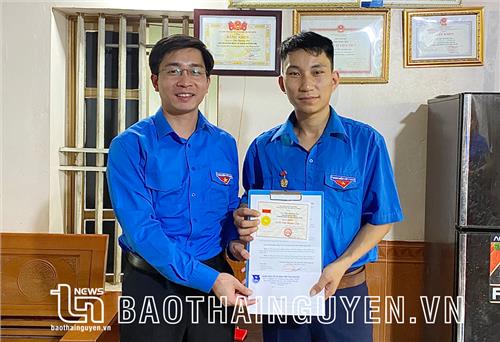 Trao tặng Huy hiệu Tuổi trẻ dũng cảm cho anh Chu Quang Sao