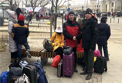 Đại sứ quán Việt Nam và kiều bào tại Ba Lan tích cực hỗ trợ công dân sơ tán từ Ukraine