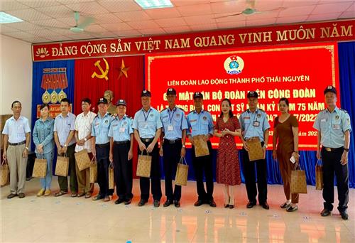 TP. Thái Nguyên: Tặng quà đoàn viên công đoàn là thương binh, con liệt sĩ