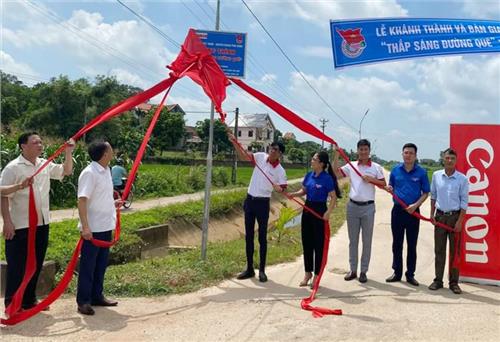 Phú Bình: Bàn giao 2,5km đường Thắp sáng làng quê