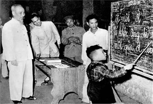 Bác Hồ với sự nghiệp “trồng người”