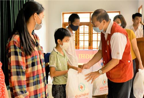 Tặng quà, hỗ trợ xây nhà nhân đạo cho người nghèo 