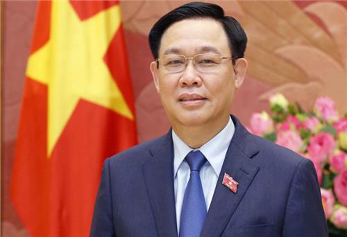 Chủ tịch Quốc hội Vương Đình Huệ lên đường thăm chính thức Lào