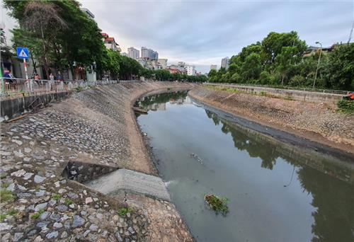 'Cứu' sông, hồ ô nhiễm bằng công nghệ biến bùn thải thành xi măng