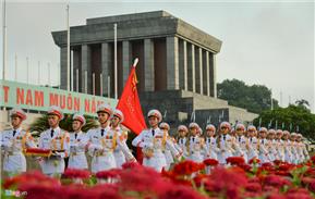 Nghi lễ thượng cờ ở Lăng Chủ tịch Hồ Chí Minh