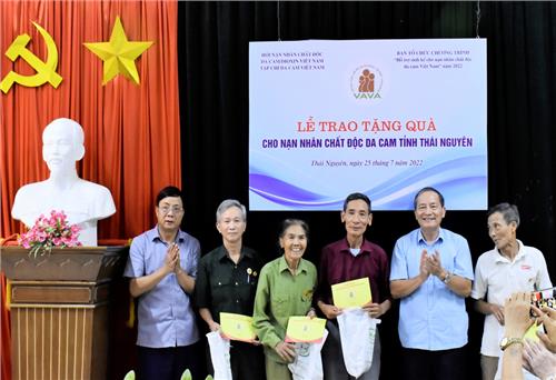 Trao quà cho nạn nhân chất độc da cam tỉnh Thái Nguyên