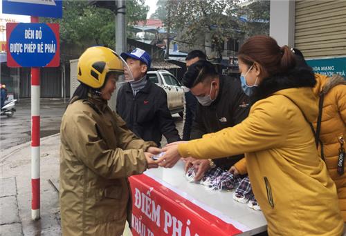 Đại Từ: Phát 3.400 khẩu trang miễn phí cho người dân