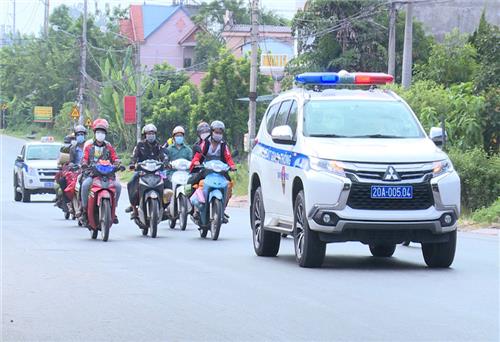 Cảnh sát giao thông Thái Nguyên: Tổ chức đón, dẫn đoàn người từ vùng dịch về quê