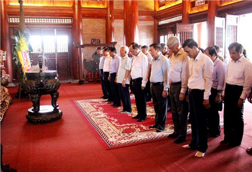 Dâng hương tưởng niệm các Anh hùng liệt sĩ TNXP Đại đội 915
