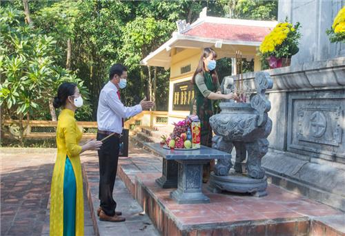Dâng hương tưởng nhớ các anh hùng Cứu quốc quân II