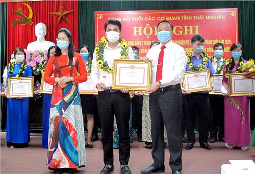 Lãnh đạo thực hiện toàn diện các nhiệm vụ chính trị