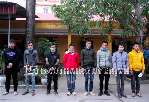 Bắt quả tang 8 đối tượng về hành vi đánh bạc
