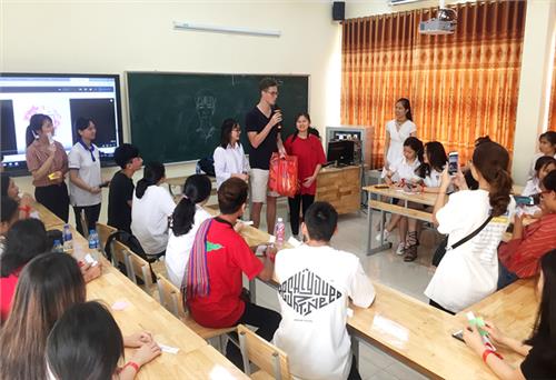 Khoa Quốc tế tổ chức ngày hội Open Day