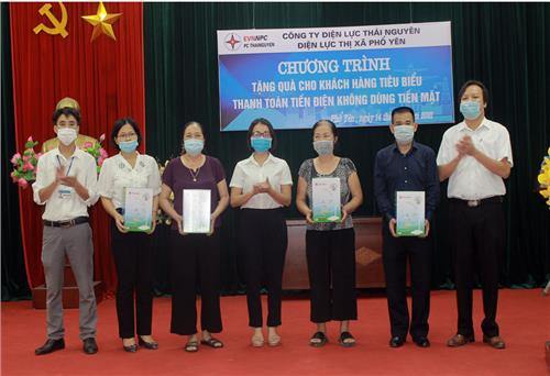 Tri ân khách hàng thanh toán tiền điện không dùng tiền mặt