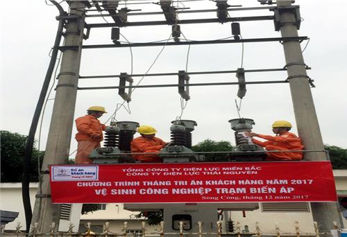 Điện lực T.P Sông Công: Vệ sinh công nghiệp trạm biến áp miễn phí cho khách hàng