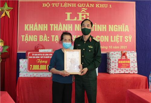 Quân khu khánh thành Nhà tình nghĩa tặng thân nhân liệt sĩ Chu Văn Đắc