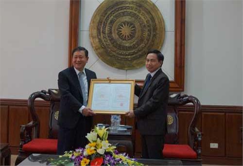 Conferred the Investment Certificate on Doosun Vietnam Co., Ltd