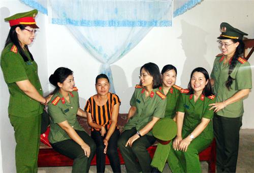   Đẹp thêm hình ảnh người phụ nữ công an nhân dân