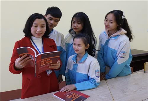 Cô giáo viết sách sử thời COVID-19