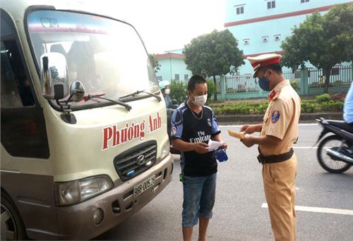 Tăng cường xử lý xe đưa đón công nhân thiếu an toàn