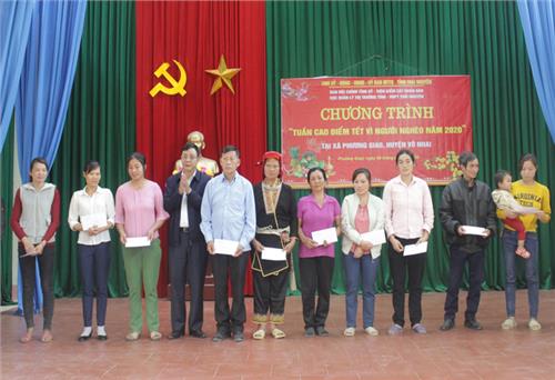 Tặng quà Tết cho các hộ nghèo