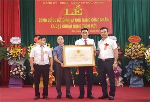 Đức Lương đón Bằng công nhận xã đạt chuẩn nông thôn mới
