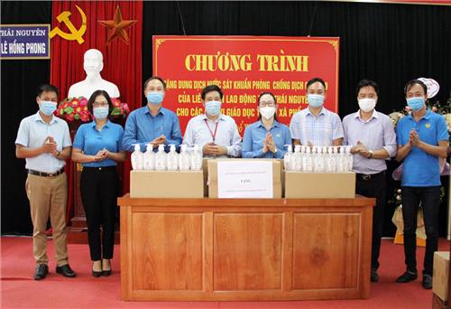 Tặng dung dịch sát khuẩn cho các cơ sở giáo dục