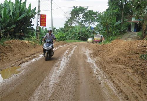 Sớm xử lý tình trạng bùn đất tràn lên mặt đường