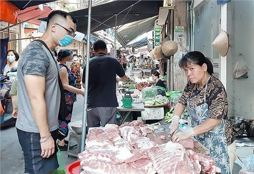 Giá lợn hơi tăng nhưng tiểu thương 'kém vui'