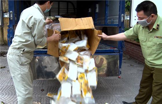 Tịch thu, tiêu hủy 1.000 gói thịt gà chế biến sẵn không rõ nguồn gốc, xuất xứ