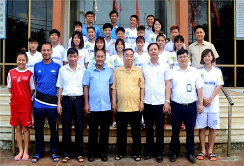 Gặp mặt, động viên đội bóng đá nữ
