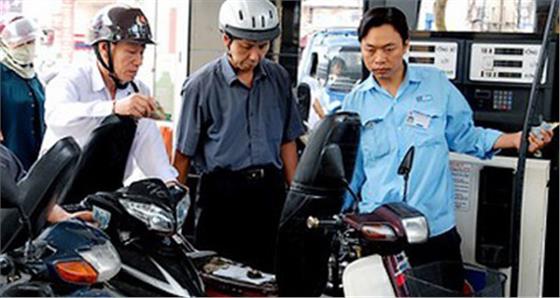 Xăng giảm kỷ lục hơn 2.000 đồng/lít