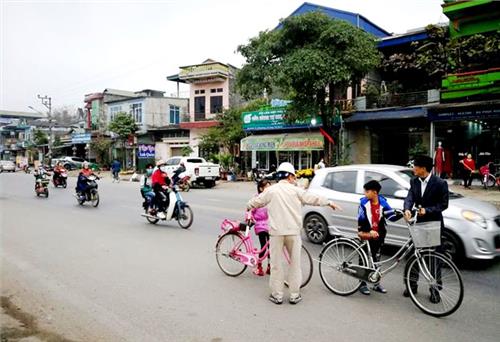 Tình nguyện dẫn học sinh qua đường