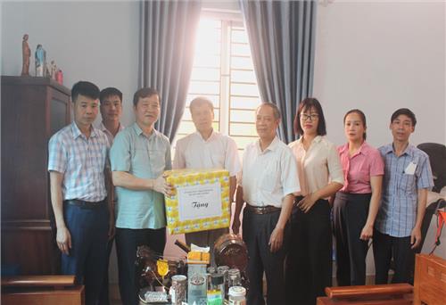 Phú Lương: Thăm, tặng quà giáo xứ, giáo họ