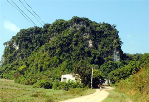 Quần thể núi đá ở Hang Cô
