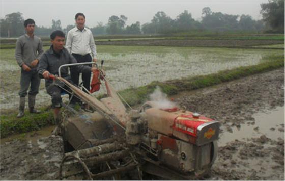 Cùng nông dân đưa máy xuống đồng