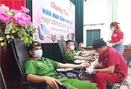 Trên 100 cán bộ, chiến sĩ tham gia hiến máu tình nguyện